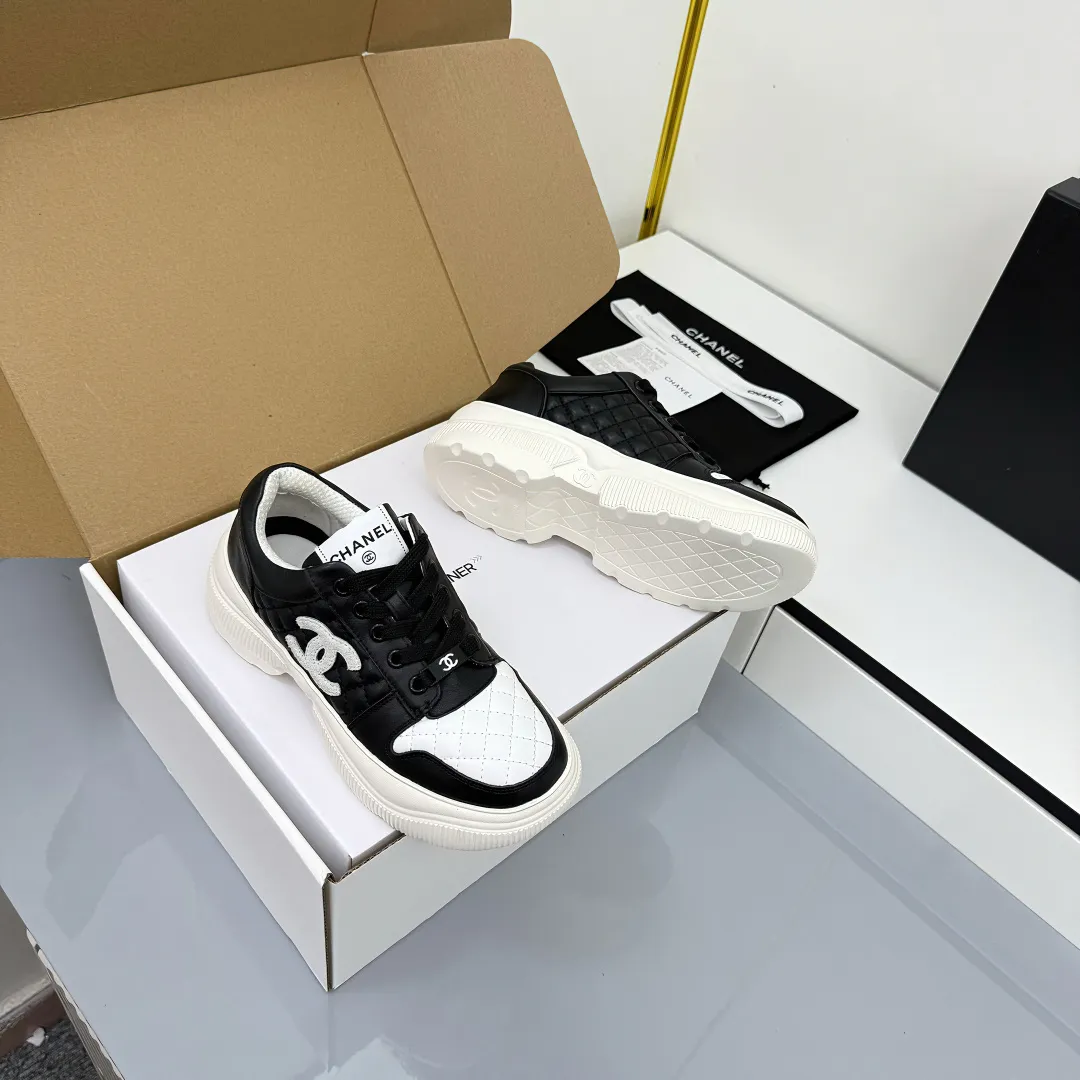 👟👟Ex-factory price 620👟👟 Chanel bread shoes ~ original calfskin panda shoes Chanel 25C latest hot style panda black and white sports shoes casual sneakers Xiaoxiang hot item classic black and white panda color coco girls must pay Fabric: original custom mixed sheepskin lining: original imported breathable mesh lining outsole: Original molded rubber + TPU combination Size: Women's 35-41